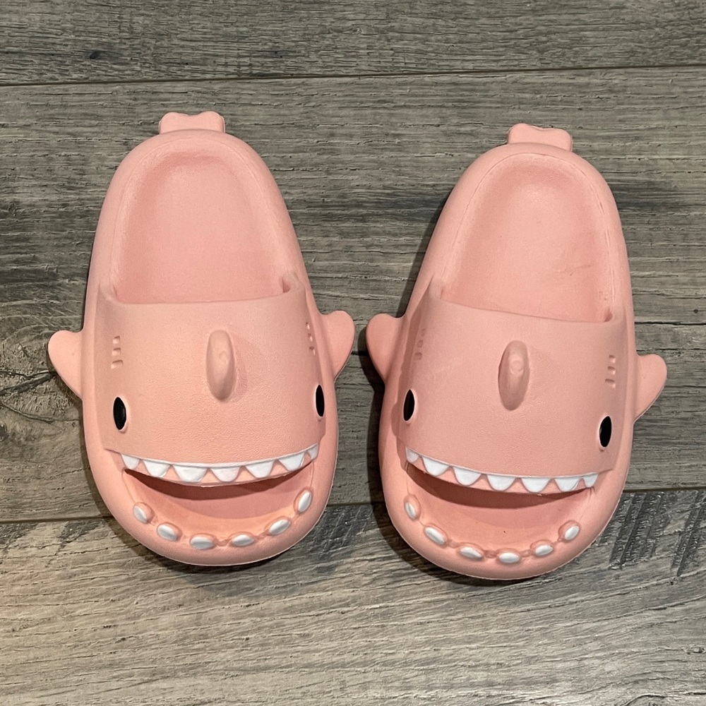 Chedoir Shark Cloud Slides Kids Pink Size 5.5-6C (150MM) NWT